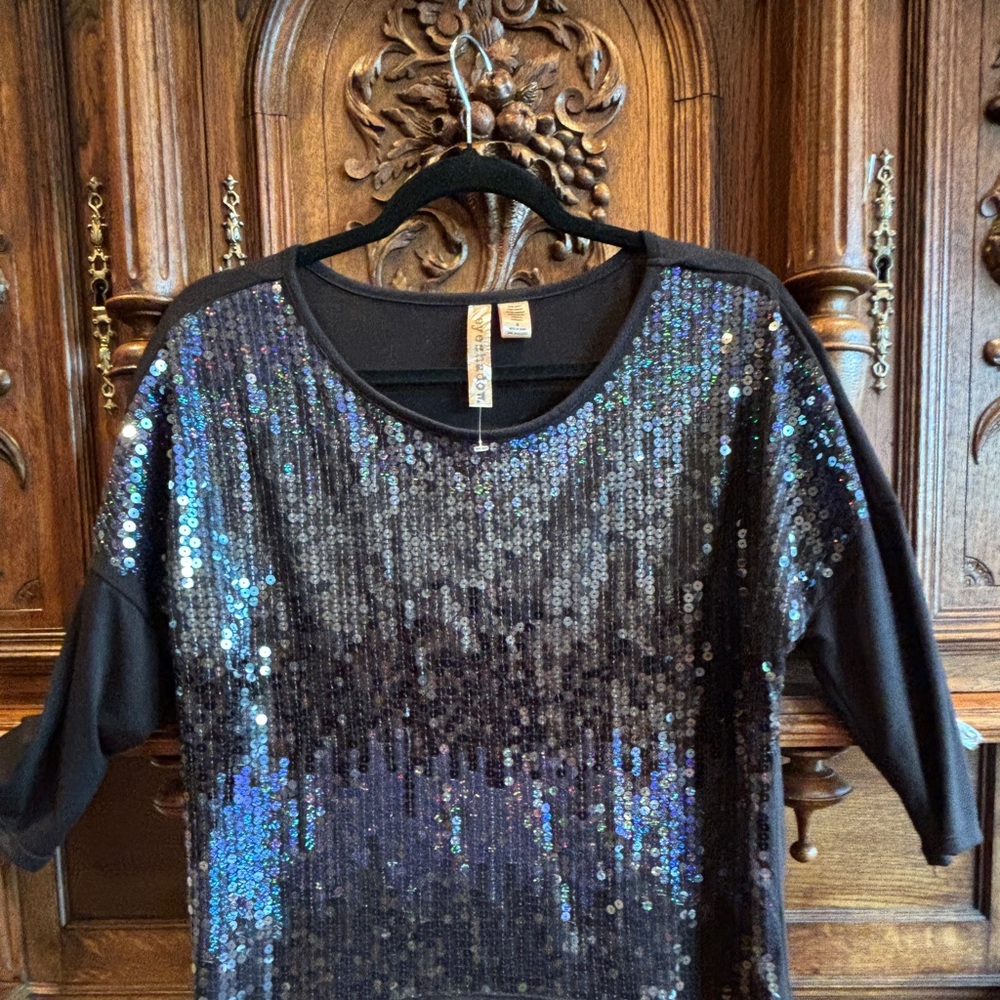 NWT- SUMMER WEIGHT SEQUIN TOP - Picture 4 of 7